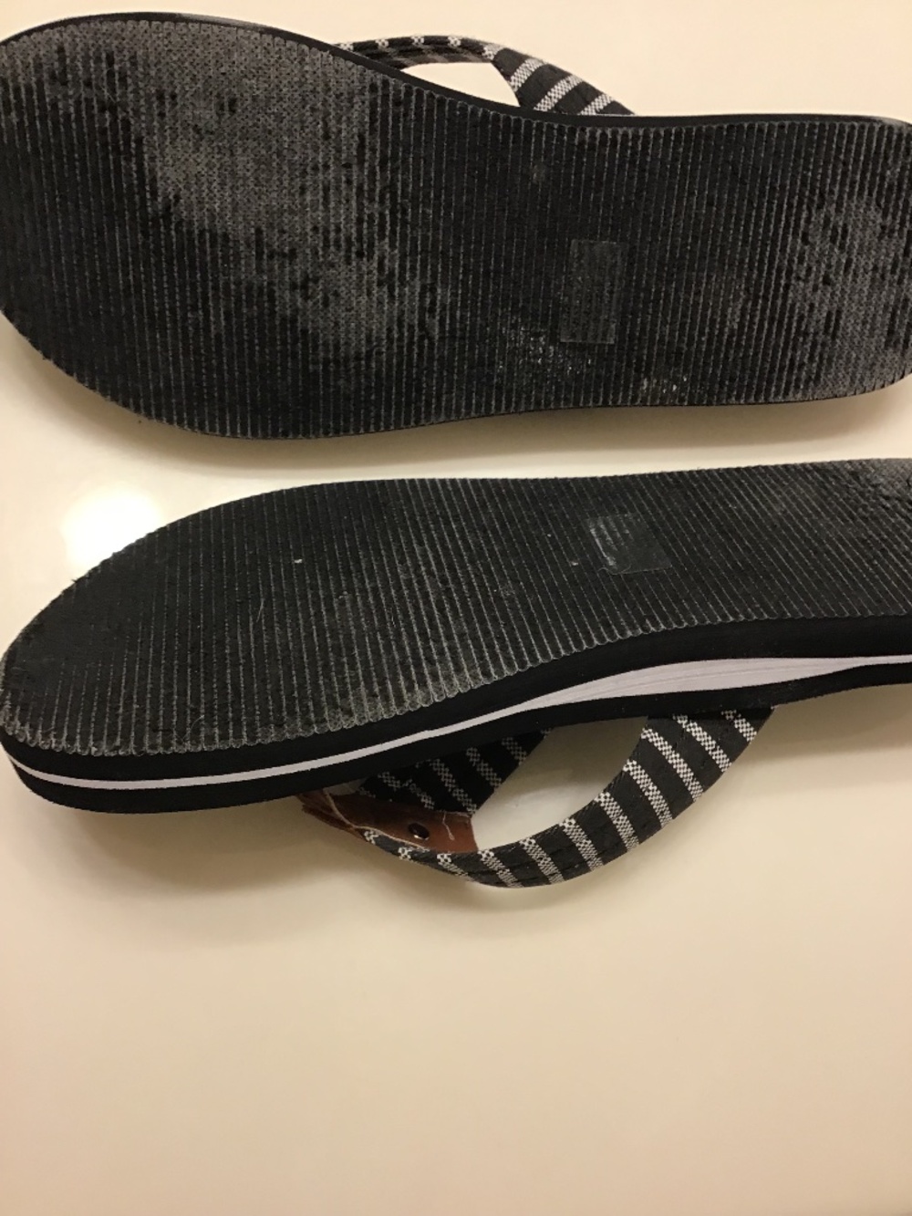 TOMMY HILFIGER BLACK/WHITE STRIPED THONG SANDALS WOMENS - Picture 7 of 9